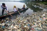 Karyawani PLN Unit Pelaksana Pelayanan Pelanggan (UP3) Lhokseumawe mengambil sampah dengan menggunakan perahu saat aksi bersih sampah PLN Peduli di waduk  Lhokseumawe, Aceh. Jumat (9/6/2023). Aksi bersih sampah PLN Peduli tersebut merupakan program Tanggung Jawab Sosial Lingkungan (TJSL)  dalam rangka memperingati Hari Lingkungan Hidup Sedunia. ANTARA/Rahmad