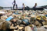 Karyawan PLN Unit Pelaksana Pelayanan Pelanggan (UP3) Lhokseumawe mengambil sampah dengan menggunakan perahu saat aksi bersih sampah PLN Peduli di waduk  Lhokseumawe, Aceh. Jumat (9/6/2023). Aksi bersih sampah PLN Peduli tersebut merupakan program Tanggung Jawab Sosial Lingkungan (TJSL)  dalam rangka memperingati Hari Lingkungan Hidup Sedunia. ANTARA/Rahmad