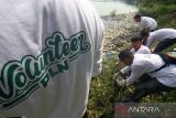 Karyawan PLN Unit Pelaksana Pelayanan Pelanggan (UP3) Lhokseumawe mengambil sampah dengan menggunakan perahu saat aksi bersih sampah PLN Peduli di waduk  Lhokseumawe, Aceh. Jumat (9/6/2023). Aksi bersih sampah PLN Peduli tersebut merupakan program Tanggung Jawab Sosial Lingkungan (TJSL)  dalam rangka memperingati Hari Lingkungan Hidup Sedunia. ANTARA/Rahmad