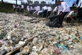 Karyawan PLN Unit Pelaksana Pelayanan Pelanggan (UP3) Lhokseumawe mengambil sampah dengan menggunakan perahu saat aksi bersih sampah PLN Peduli di waduk  Lhokseumawe, Aceh. Jumat (9/6/2023). Aksi bersih sampah PLN Peduli tersebut merupakan program Tanggung Jawab Sosial Lingkungan (TJSL)  dalam rangka memperingati Hari Lingkungan Hidup Sedunia. ANTARA/Rahmad