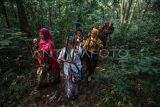 Sejumlah peserta memainkan alat musik angklung saat Kirab Sedekah Hutan di Hutan Universitas Indonesia, Depok, Jawa Barat, Sabtu (3/6/2023). Komunitas BAKUL Budaya FIB UI menggelar kegiatan Sedekah Hutan Universitas Indonesia 2023 dengan kirab budaya dan menanam seribu bibit pohon yang bertujuan untuk melestarikan alam serta menjaga tradisi kebudayaan yaitu rangkaian peringatan Hari Lingkungan Hidup Sedunia. ANTARA FOTO/Asprilla Dwi Adha/nym.