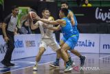 Dua pebasket Bumi Borneo Basketball Pontianak A. A Ngurah Wisnu Budidharma (kedua kanan) dan M Rizky A Daffa (kanan) berusaha menghadang pebasket Evos Thunder Bogor Hendra Thio (kedua kiri) saat pertandingan Indonesian Basketball League (IBL) 2023 Seri VII di Gor C-tra Arena, Bandung, Jawa Barat, Sabtu (10/6/2023). Evos Thunder Bogor menang atas Bumi Borneo Basketball Pontianak dengan skor 71-63. ANTARA FOTO/M Agung Rajasa/agr