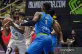 Pebasket Bumi Borneo Basketball Pontianak Randy Bell (kanan) berusaha menghadang pebasket Evos Thunder Bogor David Haye (kiri) saat pertandingan Indonesian Basketball League (IBL) 2023 Seri VII di Gor C-tra Arena, Bandung, Jawa Barat, Sabtu (10/6/2023). Evos Thunder Bogor menang atas Bumi Borneo Basketball Pontianak dengan skor 71-63. ANTARA FOTO/M Agung Rajasa/agr