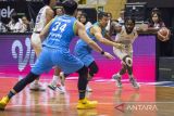 Pebasket Bumi Borneo Basketball Pontianak Raymond Shariputra (kedua kanan) dan Julius Caesar Wongso (kedua kiri) berusaha menghadang pebasket Evos Thunder Bogor David Haye (kanan) saat pertandingan Indonesian Basketball League (IBL) 2023 Seri VII di Gor C-tra Arena, Bandung, Jawa Barat, Sabtu (10/6/2023). Evos Thunder Bogor menang atas Bumi Borneo Basketball Pontianak dengan skor 71-63. ANTARA FOTO/M Agung Rajasa/agr