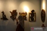Pengunjung menyaksikan karya seni ukiran kayu dengan ornamen motif bunga  saat berlangsung Festival Ornamen Aceh 2003 di Museum Tsunami , Banda Aceh, Sabtu (10/6/20223). Festival Ornamen Aceh 2023  bertema 
