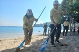Sepanjang kawasan wisata Pantai Nipah Lombok Utara dibersihkan