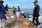 PLN inisiasi program bersih pantai Kota Makassar memperingati HLH Sedunia