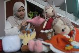 Perajin membuat kerajinan boneka rajut atau amigurumi di rumah produksi Sieramigurumi, Pendem, Batu, Jawa Timur, Sabtu (10/6/2023). Kerajinan boneka amigurumi tersebut dijual melalui media sosial dan pasar digital ke berbagai kota di Indonesia dengan harga Rp60 ribu hingga Rp500 ribu per buah tergantung ukuran serta kesulitan pembuatannya. Antara Jatim/Ari Bowo Sucipto/zk