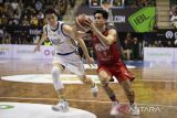 Pebasket Satria Muda Pertamina Jakarta Laurentius Steven Oei (kiri) berusaha menghadang pebasket Indonesia Patriots Ida Bagus Ananta Wisnu Putra (kanan) saat pertandingan Indonesian Basketball League (IBL) 2023 Seri VII di Gor C-tra Arena, Bandung, Jawa Barat, Sabtu (10/6/2023). Satria Muda Pertamina Jakarta menang atas Indonesia Patriots dengan skor 79-64. ANTARA FOTO/M Agung Rajasa/agr