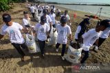 Anggota komunitas cinta lingkungan membersihkan sampah dalam aksi Indonesia Coastal Clean Up PT Pupuk Iskandar Muda, di Pantai Seroja, Pusong Blang Naleung Mameh, Muara Satu, Lhokseumawe, Aceh, Sabtu, (10/6/2023). Aksi Indonesia Coastal Clean Up PT PIM tersebut merupakan puncak Hari Lingkungan Hidup Sedunia yang digelar serentak di 130 lokasi di Indonesia. ANTARA/Rahmad