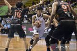 Tiga pebasket Evos Thunder Bogor Christoper Jason Winata (kiri), Padre T Hosbach (kanan) dan Cassiopeia Thomas Manuputty (kedua kanan) berusaha menghadang pebasket Bima Perkasa Jogja Victory Jacob E Lobbu (tengah) saat pertandingan Indonesian Basketball League (IBL) 2023 Seri VII di GOR C-tra Arena, Bandung, Jawa Barat, Minggu (11/6/2023). Evos Thunder Bogor menang atas Bima Perkasa Jogja dengan skor 70-60. ANTARA FOTO/M Agung Rajasa/agr