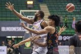 Pebasket Bima Perkasa Jogja Cameron Jamal Coleman (kiri) berebut bola dengan pebasket Evos Thunder Bogor Rheza S Butarbutar (kanan) saat pertandingan Indonesian Basketball League (IBL) 2023 Seri VII di GOR C-tra Arena, Bandung, Jawa Barat, Minggu (11/6/2023). Evos Thunder Bogor menang atas Bima Perkasa Jogja dengan skor 70-60. ANTARA FOTO/M Agung Rajasa/agr