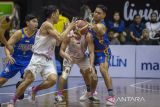 Pebasket West Bandits Solo Christian Gunawan (kedua kanan) dan Selvy Victory A Rondonuwu (kedua kiri) berebut bola dengan pebasket Satria Muda Pertamina Jakarta Widyanta Putra Teja (kanan) dan Antoni Erga (kiri) saat pertandingan Indonesian Basketball League (IBL) 2023 Seri VII di GOR C-tra Arena, Bandung, Jawa Barat, Minggu (11/6/2023). Satria Muda Pertamina Jakarta menang atas West Bandits Solo dengan skor 69-54. ANTARA FOTO/M Agung Rajasa/agr