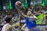 Pebasket Satria Muda Pertamina Jakarta Arki Dikania Wisnu (kanan) melakukan lay up dibayangi pebasket West Bandits Solo Christian Gunawan (kiri) saat pertandingan Indonesian Basketball League (IBL) 2023 Seri VII di GOR C-tra Arena, Bandung, Jawa Barat, Minggu (11/6/2023). Satria Muda Pertamina Jakarta menang atas West Bandits Solo dengan skor 69-54. ANTARA FOTO/M Agung Rajasa/agr