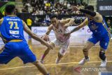 Pebasket Satria Muda Pertamina Jakarta Widyanta Putra Teja (kiri) dan Juan Laurent Kokodiputra (kanan) berusaha menghadang pebasket West Bandits Solo Selvy Victory A Rondonuwu (tengah) saat pertandingan Indonesian Basketball League (IBL) 2023 Seri VII di GOR C-tra Arena, Bandung, Jawa Barat, Minggu (11/6/2023). Satria Muda Pertamina Jakarta menang atas West Bandits Solo dengan skor 69-54. ANTARA FOTO/M Agung Rajasa/agr