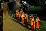 Sejumlah Banthe, Biksu dan umat Buddha melakukan Pradaksina di Candi Kedaton, Kawasan Cagar Budaya Nasional (KCBN) Muara Jambi, Muaro Jambi, Jambi, Minggu (11/6/2023). Dua ribuan lebih umat Buddha mengikuti kegiatan dalam rangka perayaan Waisak 2567 BE/2023 itu. ANTARA FOTO/Wahdi Septiawan/YU