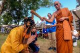 Banthe memercikkan air suci pada umat saat perayaan Waisak bersama di Candi Kedaton, Kawasan Cagar Budaya Nasional (KCBN) Muara Jambi, Muaro Jambi, Jambi, Minggu (11/6/2023). Dua ribuan lebih umat Buddha setempat mengikuti kegiatan dalam rangka perayaan Waisak 2567 BE/2023. ANTARA FOTO/Wahdi Septiawan/YU