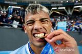 Pesepak bola Timnas Uruguay U-20 Luciano Rodriguez menggigit medali setelah berhasil menjuarai Piala Dunia U-20 2023 di Stadion Estadio Unico Diego Armando Maradona, La Plata, Argentina (11/6/2023). Uruguay menjadi juara usai mengalahkan Italia dengan skor 1-0. ANTARA FOTO/REUTERS/Agustin Marcarian/tom.