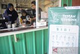 Penyandang disabilitas tunarungu dan tunawicara mengikuti latihan menjadi Barista (penyaji kopi) di Kopi Seduh, Indramayu, Jawa Barat, Senin (12/6/2023). Pelatihan meracik kopi tersebut selain bertujuan untuk memberikan keterampilan juga untuk memberikan rasa percaya diri bagi penyandang disabilitas. ANTARA FOTO/Dedhez Anggara/agr