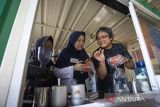 Penyandang disabilitas tunarungu dan tunawicara mengikuti latihan menjadi Barista (penyaji kopi) di Kopi Seduh, Indramayu, Jawa Barat, Senin (12/6/2023). Pelatihan meracik kopi tersebut selain bertujuan untuk memberikan keterampilan juga untuk memberikan rasa percaya diri bagi penyandang disabilitas. ANTARA FOTO/Dedhez Anggara/agr