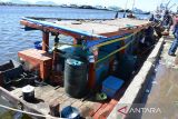 Pekerja membongkar ikan hasil tangkapan kapal nelayan yang menggunakan bahan peledak di Pelabuhan Perikanan Samudera (PPS) Lampulo, Banda Aceh, Aceh, Senin (12/6/2023). Pangkalan Pengawas Sumber Daya Kelautan dan Perikanan (PSDKP) bersama Polri di daerah itu , menangkap satu unit kapal nelayan menggunakan bahan peledak beserta empat ton ikan dan mengamankan delapan ABK saat beroperasi  di wilayah terluar pulau Simeulue, provinsi Aceh. ANTARA FOTO/Ampelsa.