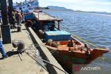 Pekerja membongkar ikan hasil tangkapan kapal nelayan yang menggunakan bahan peledak di Pelabuhan Perikanan Samudera (PPS) Lampulo, Banda Aceh, Aceh, Senin (12/6/2023). Pangkalan Pengawas Sumber Daya Kelautan dan Perikanan (PSDKP) bersama Polri di daerah itu , menangkap satu unit kapal nelayan menggunakan bahan peledak beserta empat ton ikan dan mengamankan delapan ABK saat beroperasi  di wilayah terluar pulau Simeulue, provinsi Aceh. ANTARA FOTO/Ampelsa.