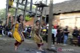Remaja putri menaiki Ayunan Jantra di Desa Tenganan Pegringsingan, Karangasem, Bali, Minggu (11/6/2023). Tradisi Ayunan Jantra itu menyimbolkan kondisi kehidupan manusia yang terus berputar dan menjadi atraksi wisata yang menarik bagi wisatawan domestik maupun mancanegara yang berkunjung. ANTARA FOTO/Fikri Yusuf/wsj.
ANTARA FOTO/Fikri Yusuf/nzANTARA FOTO/FIKRI YUSUF (ANTARA FOTO/FIKRI YUSUF)