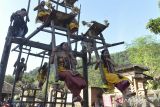 Remaja putri menaiki Ayunan Jantra di Desa Tenganan Pegringsingan, Karangasem, Bali, Minggu (11/6/2023). Tradisi Ayunan Jantra itu menyimbolkan kondisi kehidupan manusia yang terus berputar dan menjadi atraksi wisata yang menarik bagi wisatawan domestik maupun mancanegara yang berkunjung. ANTARA FOTO/Fikri Yusuf/wsj.
ANTARA FOTO/Fikri Yusuf/nzANTARA FOTO/FIKRI YUSUF (ANTARA FOTO/FIKRI YUSUF)