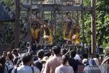 Remaja putri menaiki Ayunan Jantra di Desa Tenganan Pegringsingan, Karangasem, Bali, Minggu (11/6/2023). Tradisi Ayunan Jantra itu menyimbolkan kondisi kehidupan manusia yang terus berputar dan menjadi atraksi wisata yang menarik bagi wisatawan domestik maupun mancanegara yang berkunjung. ANTARA FOTO/Fikri Yusuf/wsj.
ANTARA FOTO/Fikri Yusuf/nzANTARA FOTO/FIKRI YUSUF (ANTARA FOTO/FIKRI YUSUF)