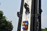 Anggota Federasi Panjat Tebing Indonesia (FPTI) Kota Bogor bersama Yonif 315 Garuda/Bogor membersihkan (Ngumbah) Tugu Kujang, Kota Bogor, Jawa Barat, Minggu (11/6/2023). Tradisi Babakti Ngumbah Tugu Kujang yang merupakan rangkaian kegiatan Hari Jadi Bogor ke-541 tahun tersebut bertujuan untuk melestarikan sekaligus mengenalkan budaya Sunda kepada generasi muda melalui simbol senjata tradisional Kujang. ANTARA FOTO/Arif Firmansyah/nz