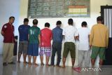 Petugas Pangkalan Pengawas Sumber Daya Kelautan dan Perikanan (PSDKP) menghadirkan tujuh dari delapan tersangka anak buah kapal (ABK) KM Rezeki Nauli saat rilis kasus dugaan ilegal fishing di Banda Aceh, Aceh, Selasa (13/6/2023). Pangkalan Pengawas Sumber Daya Kelautan dan Perikanan (PSDKP) di daerah itu menetapkan delapan ABK KM Rezeki Nauli sebagai tersangka dalam kasus dugaan ilegal fishing  menggunakan bahan peledak saat menangkap ikan di perairan Pulau Simeulue, Aceh. ANTARA FOTO/Ampelsa.