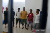 Sebanyak tujuh dari delapan tersangka anak buah kapal (ABK) KM Rezeki Nauli bersiap dikeluarkan dari tahanan untuk dihadirkan dalam rilis  kasus dugaan ilegal fishing di Banda Aceh, Aceh, Selasa (13/6/2023). Pangkalan Pengawas Sumber Daya Kelautan dan Perikanan (PSDKP) di daerah itu menetapkan delapan ABK KM Rezeki Nauli sebagai tersangka dalam kasus dugaan ilegal fishing  menggunakan bahan peledak saat menangkap ikan di perairan Pulau Simeulue, Aceh. ANTARA FOTO/Ampelsa.