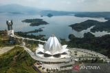 Foto udara Masjid Al Kamil di pesisir Waduk Jatigede, Kabupaten Sumedang, Jawa Barat, Selasa (13/62023). Masjid Al Kamil dengan bentuk bunga teratai yang dirancang oleh Gubernur Jawa Barat Ridwan Kamil tersebut menjadi salah satu ikon baru serta menjadi tujuan wisata religi di Kabupaten Sumedang yang telah digunakan masyarakat untuk beribadah sejak Agustus 2022. ANTARA FOTO/Raisan Al Farisi/agr