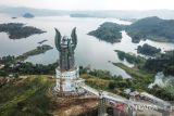 Foto Udara proyek pembangunan Menara Kujang Sepasang di Jatigede, Kabupaten Sumedang, Jawa Barat, Selasa (13/62023). Menara Kujang Sepasang rancangan Gubernur Jawa Barat Ridwan Kamil setinggi 99 meter yang dilengkapi lift dan pemandangan langsung ke Waduk Jatigede tersebut diharapkan mampu mendongkrak kunjungan wisata ke Kabupaten Sumedang serta ditargetkan akan rampung pada pertengahan tahun 2023. ANTARA FOTO/Raisan Al Farisi/agr