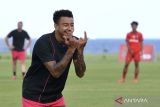 Pesepak bola Inggris Jesse Lingard berselebrasi saat bermain bola dengan pemain Bali United Youth di Training Center (TC) Bali United, Gianyar, Bali, Senin (12/6/2023). Pada kunjungannya, mantan pemain Manchester United dan Nottingham Forest tersebut melihat langsung fasilitas-fasilitas di pusat pelatihan yang dimiliki Bali United serta berbagi pengalaman dan motivasi kepada para pemain muda di Bali. ANTARA FOTO/Fikri Yusuf/wsj.