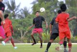 Pesepak bola Inggris Jesse Lingard (tengah) bermain bola dengan pemain Bali United Youth saat mengunjungi Training Center (TC) Bali United di Gianyar, Bali, Senin (12/6/2023). Pada kunjungannya, mantan pemain Manchester United dan Nottingham Forest tersebut melihat langsung fasilitas-fasilitas di pusat pelatihan yang dimiliki Bali United serta berbagi pengalaman dan motivasi kepada para pemain muda di Bali. ANTARA FOTO/Fikri Yusuf/wsj.