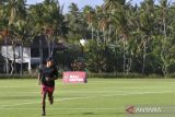 Pesepak bola Inggris Jesse Lingard berlari di lapangan Training Center (TC) Bali United, Gianyar, Bali, Senin (12/6/2023). Pada kunjungannya, mantan pemain Manchester United dan Nottingham Forest tersebut melihat langsung fasilitas-fasilitas di pusat pelatihan yang dimiliki Bali United serta berbagi pengalaman dan motivasi kepada para pemain muda di Bali. ANTARA FOTO/Fikri Yusuf/wsj.