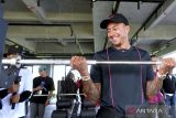 Pesepak bola Inggris Jesse Lingard mencoba peralatan fitness saat mengunjungi Training Center (TC) Bali United di Gianyar, Bali, Senin (12/6/2023). Pada kunjungannya, mantan pemain Manchester United dan Nottingham Forest tersebut melihat langsung fasilitas-fasilitas di pusat pelatihan yang dimiliki Bali United serta berbagi pengalaman dan motivasi kepada para pemain muda di Bali. ANTARA FOTO/Fikri Yusuf/wsj.