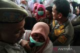 Sejumlah tenaga kesehatan menerobos pagar betis Satpol PP saat unjuk rasa di Kantor Wali Kota Lhokseumawe, Aceh, Selasa (13/6/2023). Sebanyak 300 honorer tenaga kesehatan yang sudah bekerja 18-20 tahun itu meyuarakan protes pemberhentian dan menuntut pemerintah setempat memperpanjang surat keputusan (SK) honorer 2023 serta menolak dirumahkan. ANTARA/Rahmad