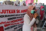 Sejumlah tenaga kesehatan menerobos pagar betis Satpol PP saat unjuk rasa di Kantor Wali Kota Lhokseumawe, Aceh, Selasa (13/6/2023). Sebanyak 300 honorer tenaga kesehatan yang sudah bekerja 18-20 tahun itu meyuarakan protes pemberhentian dan menuntut pemerintah setempat memperpanjang surat keputusan (SK) honorer 2023 serta menolak dirumahkan. ANTARA/Rahmad