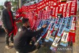 Pedagang jual aksesoris Argentina  di Stadion GBT Surabaya