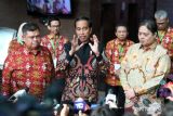 Presiden Joko Widodo (kanan) berbincang dengan Kepala BPKP Muhammad Yusuf Ateh (kiri) usai pembukaan Rapat Koordinasi Nasional Pengawasan Intern (Rakornas Wasin) 2023 di Jakarta, Rabu (14/6/2023). Badan Pengawasan Keuangan dan Pembangunan (BPKP) menggelar Rakornas Wasin 2023 bertema Kawal Produktivitas untuk Transformasi Ekonomi. ANTARA FOTO/Hafidz Mubarak A/aww.
