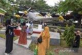 Warga berswafoto di monumen pesawat latih milik TNI AU di Taman Kota Tasikmalaya, Jawa Barat, Rabu (14/6/2023). Pemerintah dengan TNI AU Wiriadinata membangun monumen Pesawat SIAI-Marchetti SF.260 hibah dari Republic of Singapore Air Force (RSAF) pada tahun 2002 untuk menambah spot daya tarik di pusat Kota Tasikmalaya. ANTARA FOTO/Adeng Bustomi/agr