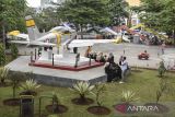 Warga berswafoto di monumen pesawat latih milik TNI AU di Taman Kota Tasikmalaya, Jawa Barat, Rabu (14/6/2023). Pemerintah dengan TNI AU Wiriadinata membangun monumen Pesawat SIAI-Marchetti SF.260 hibah dari Republic of Singapore Air Force (RSAF) pada tahun 2002 untuk menambah spot daya tarik di pusat Kota Tasikmalaya. ANTARA FOTO/Adeng Bustomi/agr