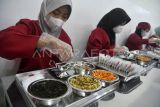 Pekerja meracik teh dan bahan herbal alami saat proses produksi di Sila Tea House, Kota Bogor, Jawa Barat, Rabu (14/6/2023). Produksi teh super premium dengan 50 jenis varian teh tersebut sebanyak 500 kilogram hingga 1 ton setiap bulannya dengan pemasaran melalui media sosial dan pasar digital ke sejumlah daerah di Indonesia hingga mancanegara seperti Malaysia, Turki, Kanada, Australia, dan Amerika Serikat. ANTARA FOTO/Arif Firmansyah/tom.