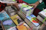 Penjabat Wali Kota Lhokseumawe Imran (kedua kiri) bersama pendidik dan pelajar menunjukkan buku bacaan usai penyerahan bantuan sejuta buku untuk Aceh di SMKN1 Lhokseumawe, Aceh, Rabu (14/6/2023). Bantuan buku yang dicetuskan Yayasan Forum Komunikasi Alumni Lhokseumawe di Jakarta (FoKAL) dan Seuramoe Syedara Lhokseumawe (Seusama) tersebut merupakan program bantuan buku untuk perpustakaan sekolah di 16 kabupaten/kota dalam rangka membantu pemerintah meningkatkan kualitas pendidikan di Aceh. ANTARA/Rahmad