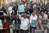 Penjabat Wali Kota Lhokseumawe Imran (kedua kiri) bersama pendidik dan pelajar menunjukkan buku bacaan usai penyerahan bantuan sejuta buku untuk Aceh di SMKN1 Lhokseumawe, Aceh, Rabu (14/6/2023). Bantuan buku yang dicetuskan Yayasan Forum Komunikasi Alumni Lhokseumawe di Jakarta (FoKAL) dan Seuramoe Syedara Lhokseumawe (Seusama) tersebut merupakan program bantuan buku untuk perpustakaan sekolah di 16 kabupaten/kota dalam rangka membantu pemerintah meningkatkan kualitas pendidikan di Aceh. ANTARA/Rahmad