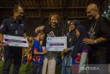 Group Chief People Officer Axiata Group Norlida Azmi (tengah) bersama Chief Human Capital Officer XL Axiata M. Hira Kurnia (kanan) dan Group Head Central Region Arif Farhan Budiyanto (kiri) menyerahkan donasi dari karyawan secara simbolis kepada Panti Asuhan Anak Kurnia Asih Bandung di Saung Angklung Udjo, Bandung, Jawa Barat, Kamis (15/6/2023). XL Axiata memberikan donasi dana untuk mendukung kebutuhan panti asuhan sekaligus mengadakan edukasi tentang pentingnya digital literasi hingga pengenalan ragam budaya Sunda di Jawa Barat. ANTARA FOTO/Novrian Arbi/agr