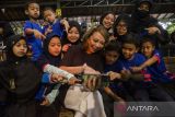 Group Chief People Officer Axiata Group Norlida Azmi (tengah) memberikan digital literasi kepada sejumlah anak Panti Asuhan Anak Kurnia Asih Bandung di Saung Angklung Udjo, Bandung, Jawa Barat, Kamis (15/6/2023). XL Axiata memberikan donasi dana untuk mendukung kebutuhan panti asuhan sekaligus mengadakan edukasi tentang pentingnya digital literasi hingga pengenalan ragam budaya Sunda di Jawa Barat. ANTARA FOTO/Novrian Arbi/agr