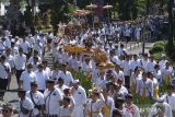 Keluarga Puri Agung Denpasar membawa sarana upacara saat rangkaian acara Pelebon Raja Denpasar IX Ida Tjokorda Ngurah Jambe Pemecutan di Denpasar, Bali, Kamis (15/6/2023). Puncak upacara Pelebon (pembakaran jenazah) Raja Denpasar IX akan digelar pada Rabu (21/6) mendatang dengan dihadiri beberapa perwakilan raja-raja di Nusantara. ANTARA FOTO/Nyoman Hendra Wibowo/wsj.